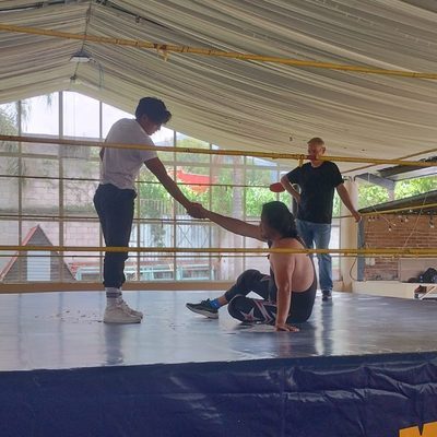 Ensayo de 12 cuerdas en un ring de lucha libre
