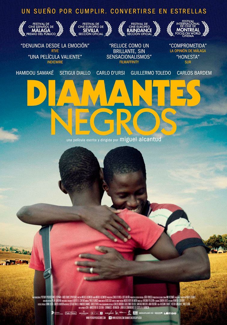 Cartel de Diamantes negros: dos chicos africanos se abrazan en un campo