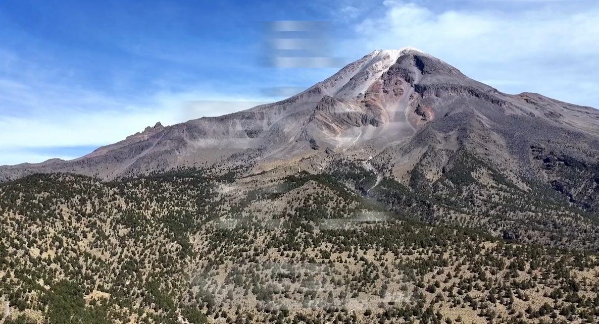 El Pico de Orizaba y sus laderas boscosas