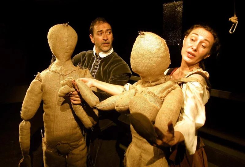 Escena de Microteatro: dos actores manejan muñecos de arpillera