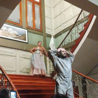Actores en la escalera del Palacio de Hierro de Orizaba
