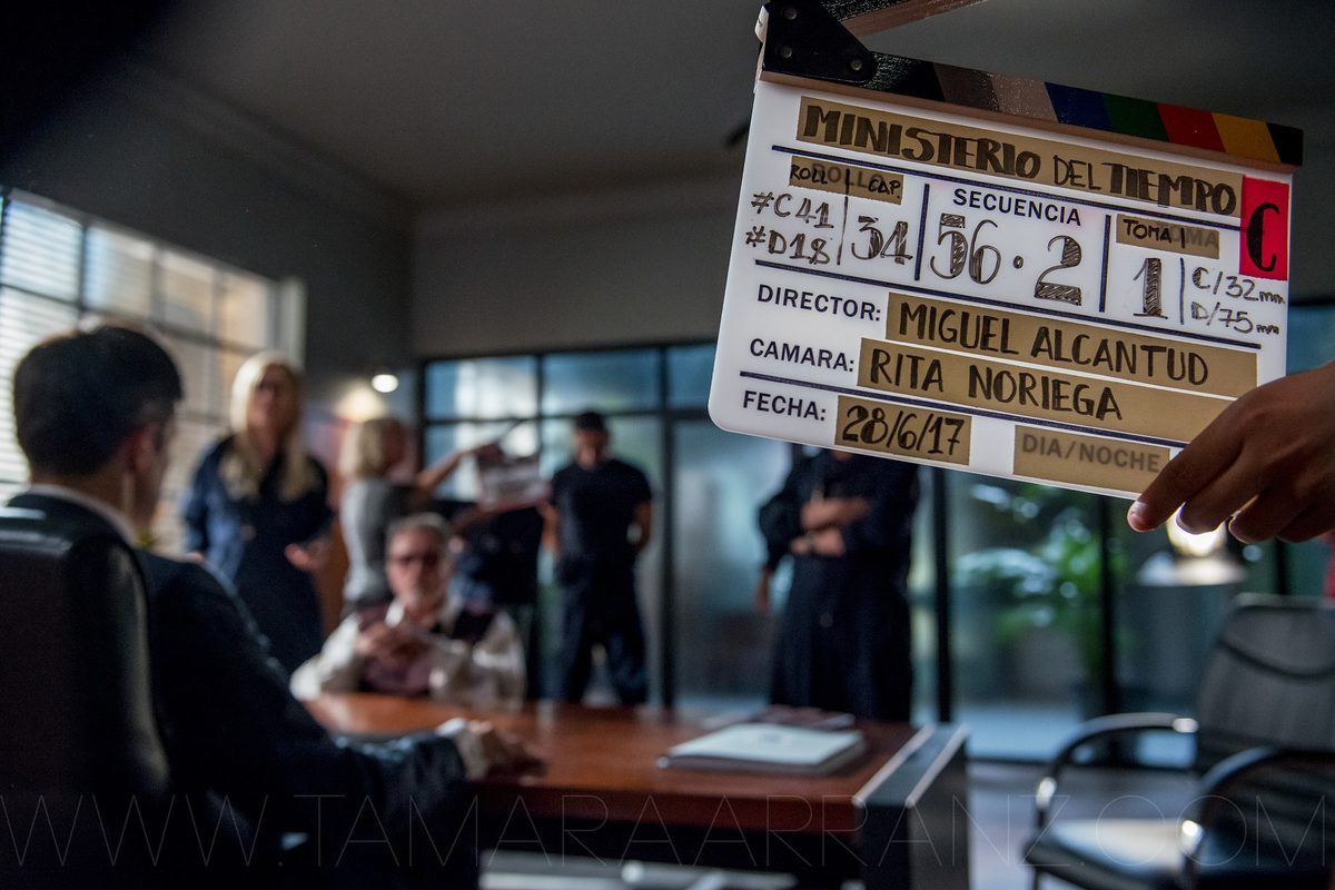 Claqueta de El Ministerio del Tiempo con el nombre de Miguel Alcantud como director